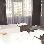 锐斯塔亚酒店 2* 阿拉尼亚
