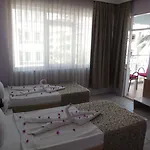 锐斯塔亚酒店 2* 阿拉尼亚